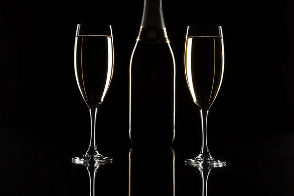 Champagnerglas auf schwarzem Hintergrund — Stockfoto