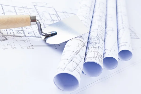 Rolos de planos arquitetônicos e ferramentas de construção — Fotografia de Stock