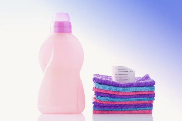 Handdukar och tvättmedel — Stockfoto
