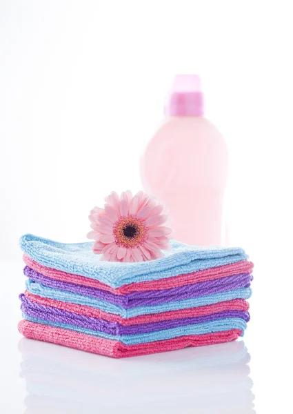 Полотенца и стиральные порошки — стоковое фото