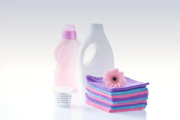 Toalhas e detergentes para roupa — Fotografia de Stock
