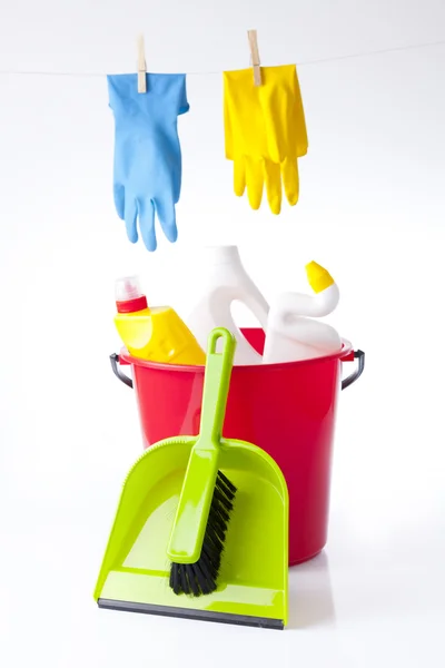 Artigos de limpeza de casas e detergentes isolados sobre branco — Fotografia de Stock