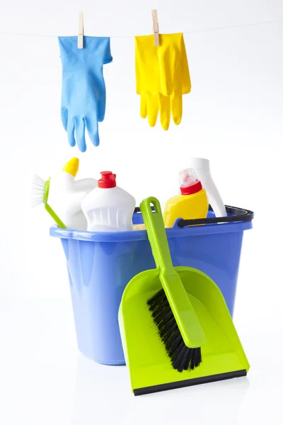 Чистка моющих средств в ведре и перчатках — стоковое фото