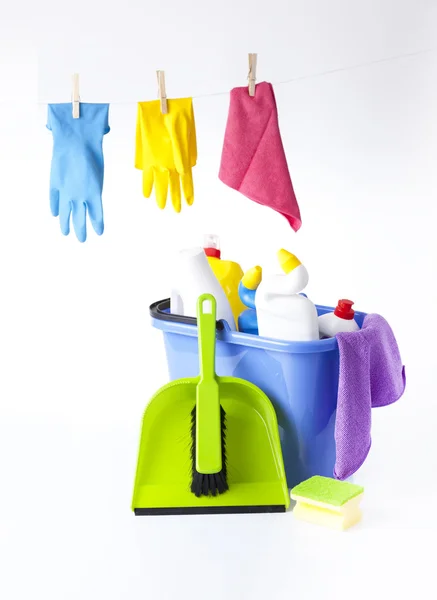 Schoonmaak items en detergentia geïsoleerd op wit — Stockfoto