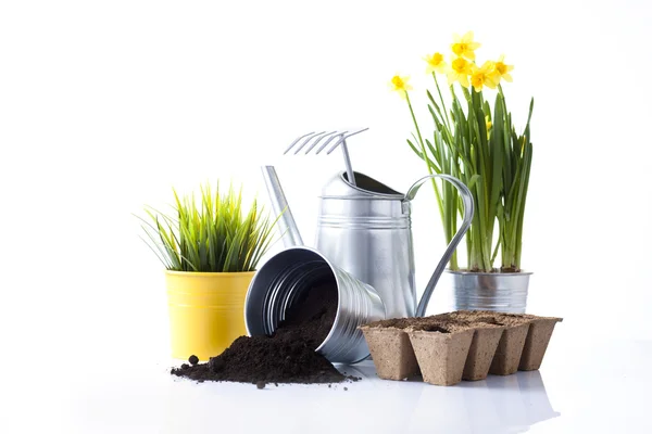 Gartengeräte mit Blumentöpfen isoliert auf weiß — Stockfoto