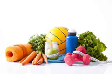 sağlıklı gıda ve üzerinde beyaz izole spor ekipmanları