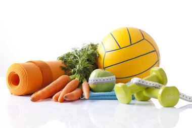 sağlıklı gıda ve üzerinde beyaz izole spor ekipmanları