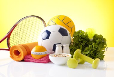 sağlıklı gıda ve üzerinde beyaz izole spor ekipmanları