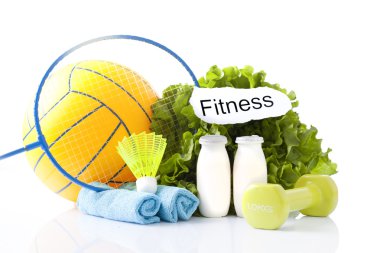 sağlıklı gıda ve üzerinde beyaz izole spor ekipmanları