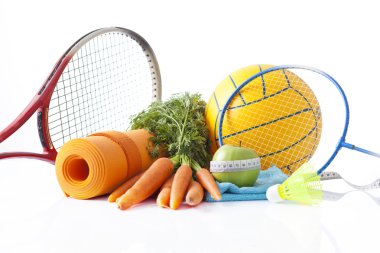 sağlıklı gıda ve üzerinde beyaz izole spor ekipmanları
