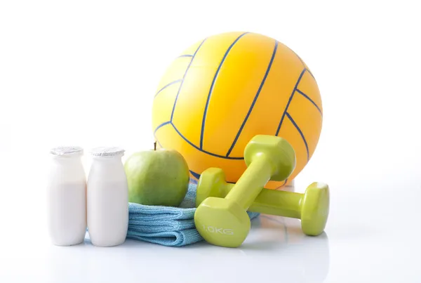 Comida saludable y equipo deportivo aislado en blanco — Foto de Stock