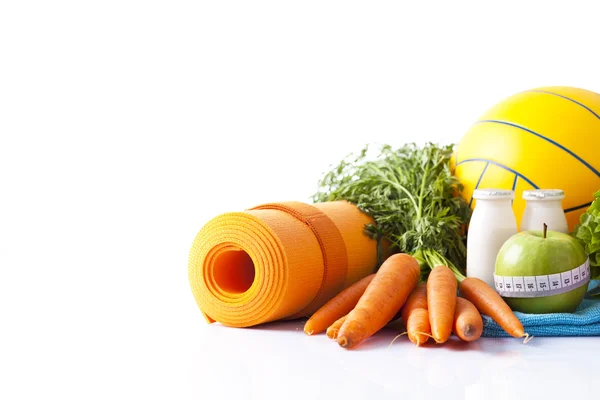 Comida saludable y equipo deportivo aislado en blanco — Foto de Stock