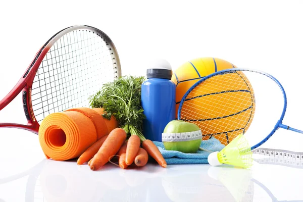 Comida saludable y equipo deportivo aislado en blanco —  Fotos de Stock