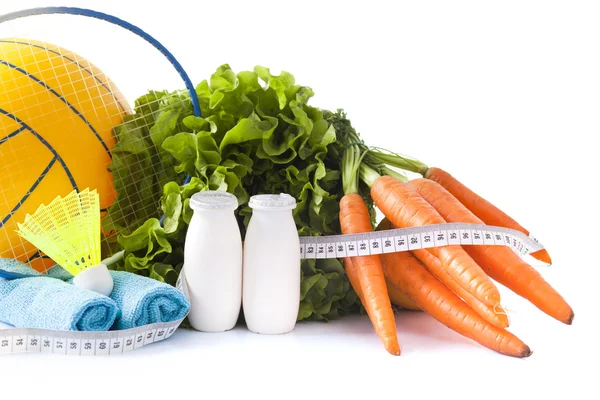 Alimentos saudáveis e equipamentos esportivos isolados em branco — Fotografia de Stock