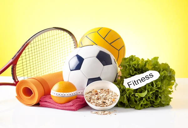 Aliments sains et équipements sportifs isolés sur du blanc — Photo