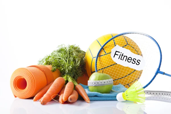 Alimentos saudáveis e equipamentos esportivos isolados em branco — Fotografia de Stock
