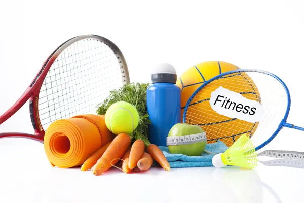 Gesunde Ernährung und Sportgeräte isoliert auf weiß — Stockfoto