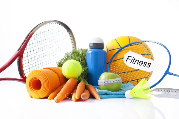 Alimentos saudáveis e equipamentos esportivos isolados em branco — Fotografia de Stock