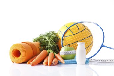 sağlıklı gıda ve üzerinde beyaz izole spor ekipmanları