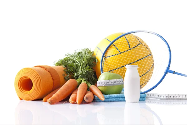 Alimentos saudáveis e equipamentos esportivos isolados em branco — Fotografia de Stock