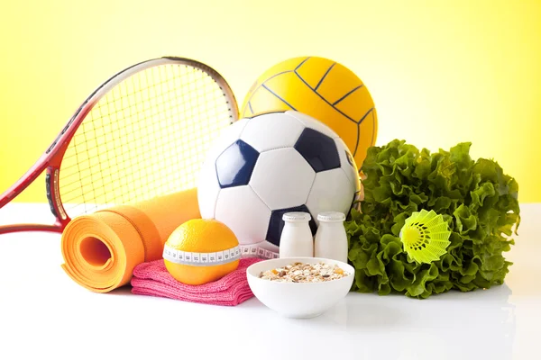 Comida saludable y equipo deportivo aislado en blanco — Foto de Stock