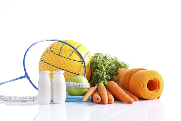 Alimentos saudáveis e equipamentos esportivos isolados em branco — Fotografia de Stock