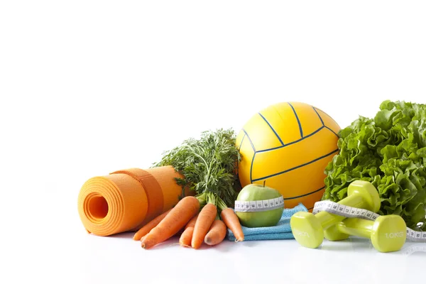 Gesunde Ernährung und Sportgeräte isoliert auf weiß — Stockfoto
