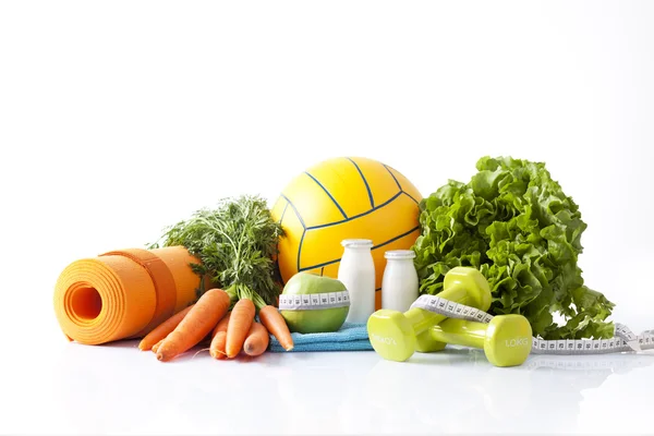 Aliments sains et équipements sportifs isolés sur du blanc — Photo