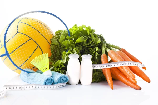 Comida saludable y equipo deportivo aislado en blanco — Foto de Stock