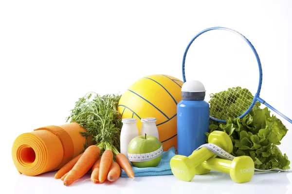 Comida saludable y equipo deportivo aislado en blanco — Foto de Stock