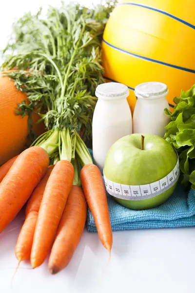 Alimentos saudáveis e equipamentos esportivos isolados em branco — Fotografia de Stock