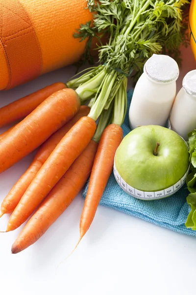 Alimentos saudáveis e equipamentos esportivos isolados em branco — Fotografia de Stock