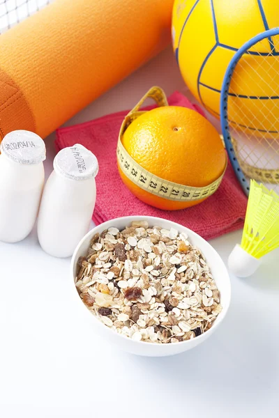 건강 한 음식과 흰색 절연 스포츠 장비 — 스톡 사진