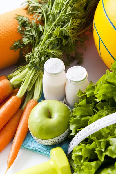Zdrowa żywność i sprzęt sportowy na białym tle — Zdjęcie stockowe