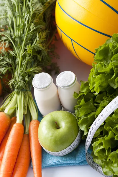 Alimentos saudáveis e equipamentos esportivos isolados em branco — Fotografia de Stock