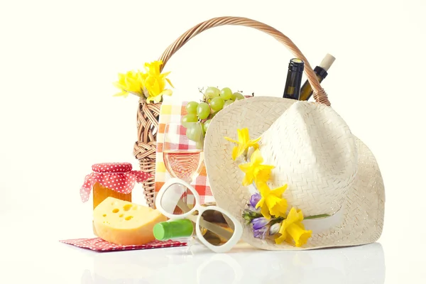 Picknickmand met fles wijn, fruit, brood en zomer hoed, geïsoleerd op wit — Stockfoto