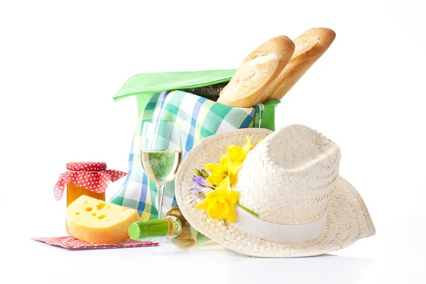 Picknickkorb mit einer Flasche Wein, Obst, Brot und Sommerhut isoliert auf weißem Grund — Stockfoto