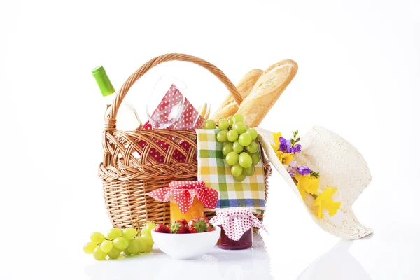 Picnic basket — Stock Photo, Image