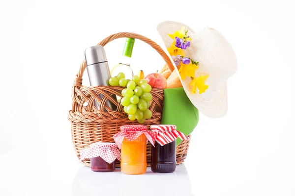 Picnic basket — Stock Photo, Image