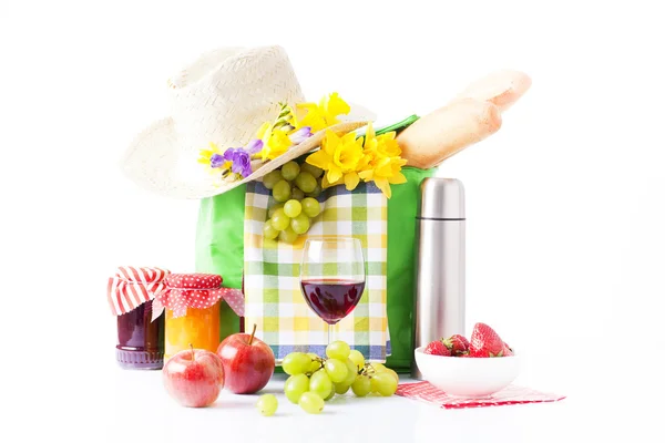 Picknickmand met fles wijn, fruit, brood en zomer hoed, geïsoleerd op wit — Stockfoto