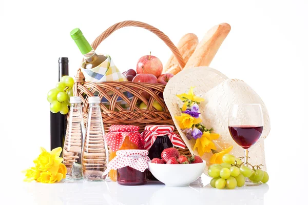 Picknickkorb mit einer Flasche Wein, Obst, Brot und Sommerhut isoliert auf weißem Grund — Stockfoto