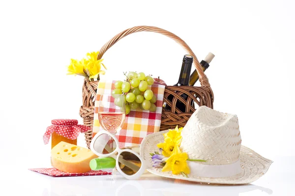 Picknickmand met fles wijn, fruit, brood en zomer hoed, geïsoleerd op wit — Stockfoto