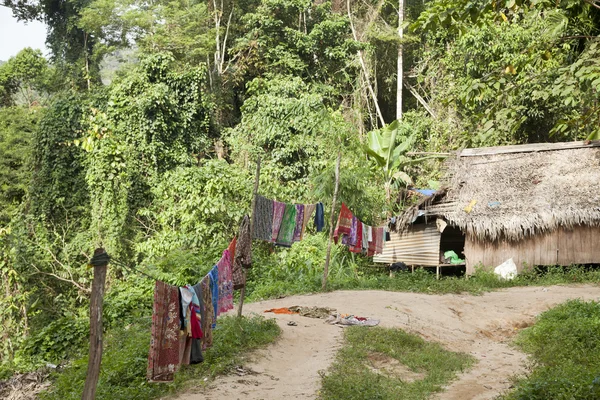 Оранг Асли в своей деревне в Таман Негара, Малайзия — стоковое фото