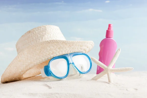 Сонцезахисні окуляри, сонячний блок і солом'яний капелюх — стокове фото