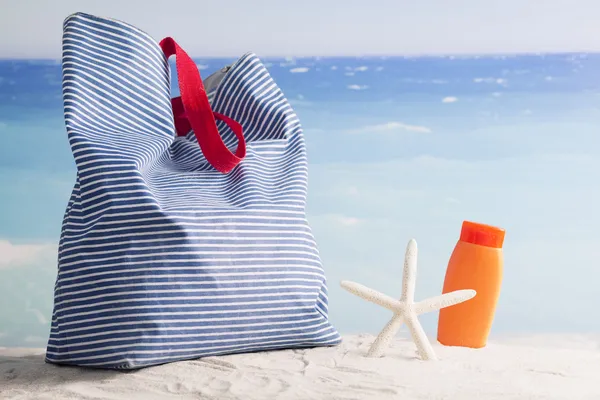 Beach accessories. Concept of summer vacations — Stock Photo, Image