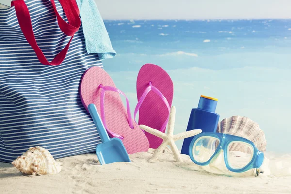 Strandzubehör. Konzept der Sommerferien — Stockfoto