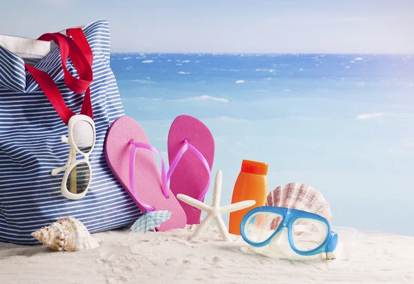 Аксессуары для пляжа Концепция летних каникул — стоковое фото