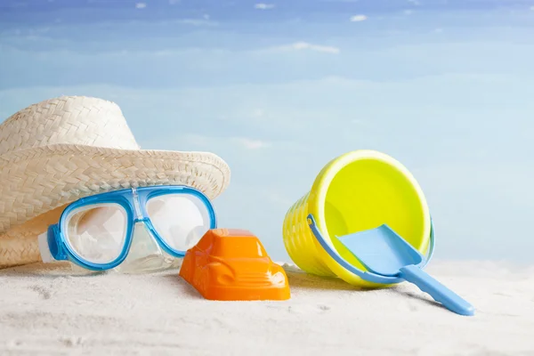 Солнцезащитные очки, солнцезащитный крем и соломенная шляпа — стоковое фото