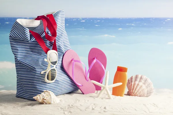 Borsa da spiaggia con accessori da spiaggia — Foto Stock