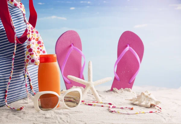 Beach bag with beach accessories — Stock Photo, Image